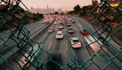 伊朗队替补席席地而坐，原因：雪地太软太舒服，伊朗主场