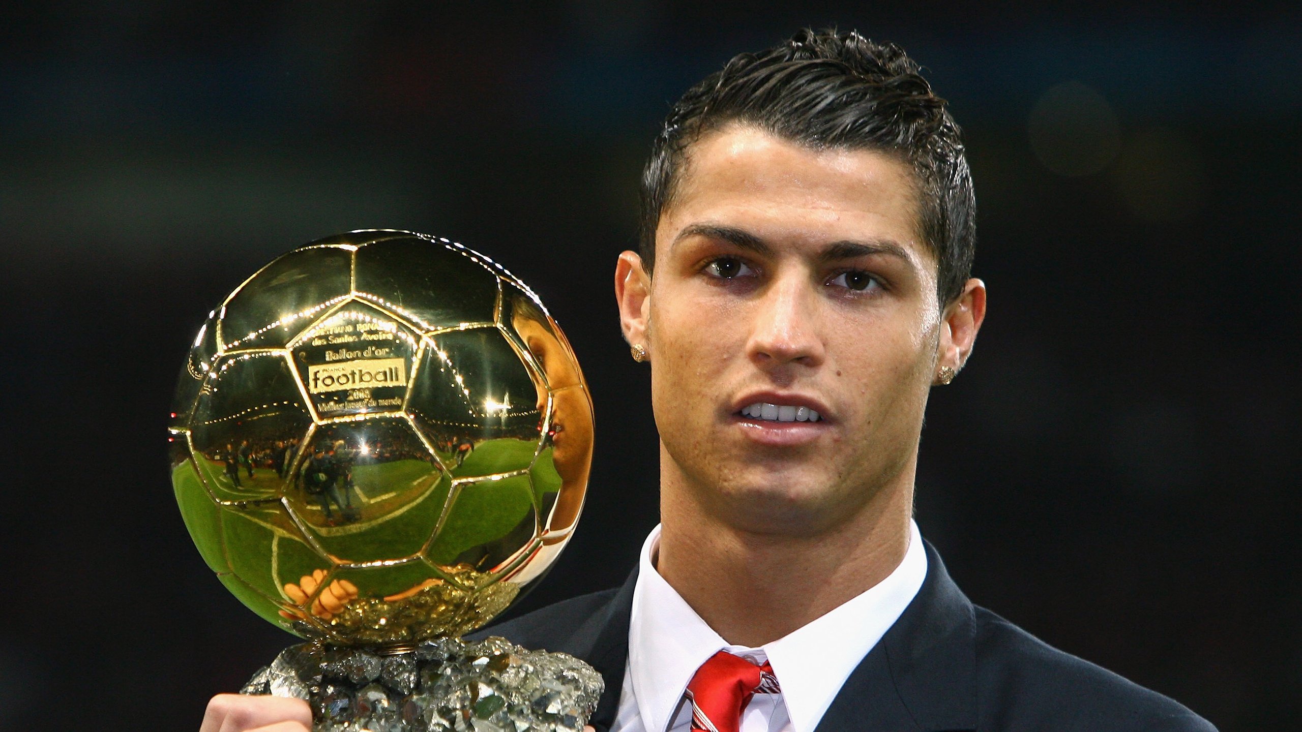 《电竞周边市场：收藏品、服饰与生活用品的潮流风向》，电竞周边馆